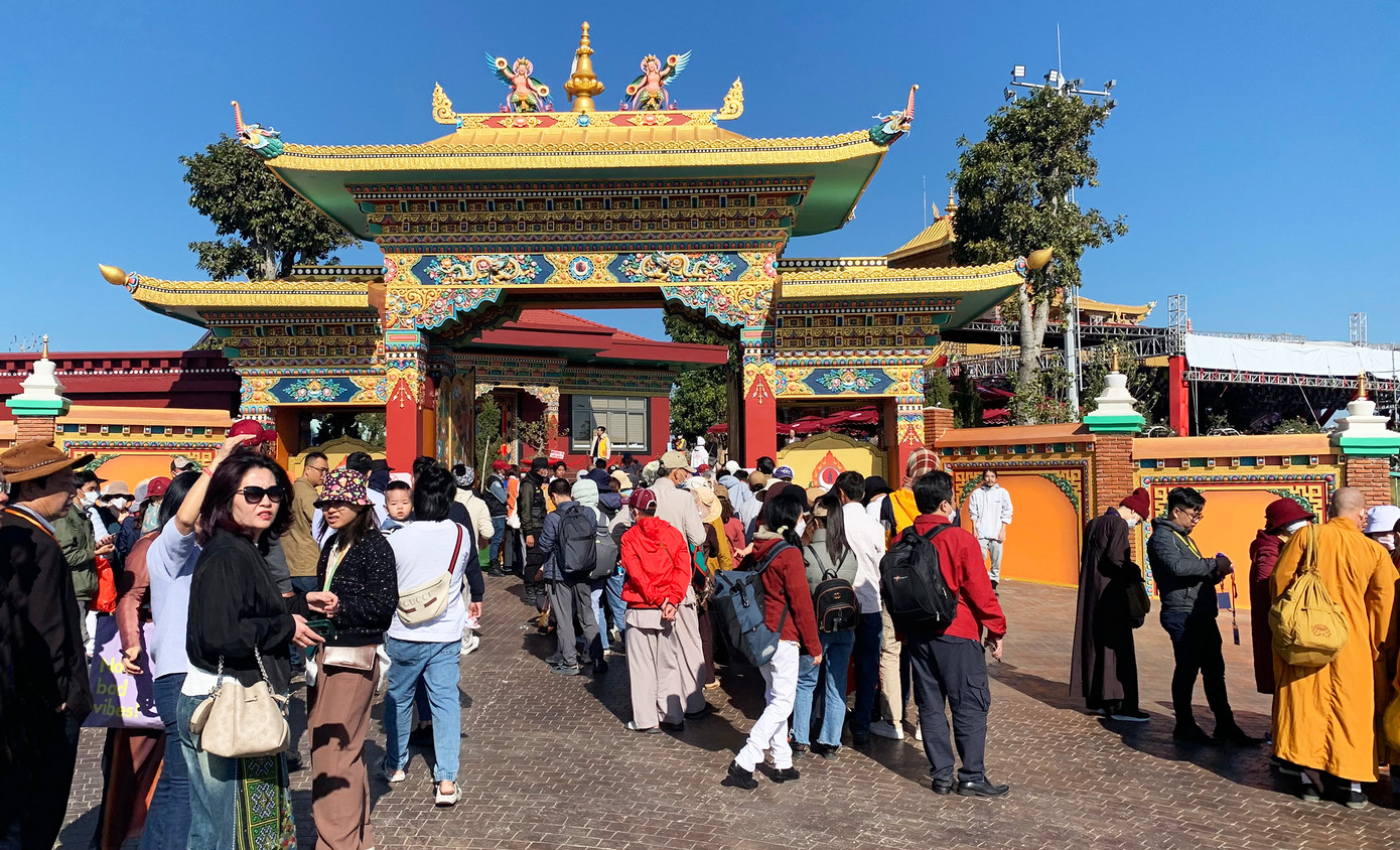 Du khách tham quan Khu du lịch văn hóa tâm linh ở Lâm Đồng.