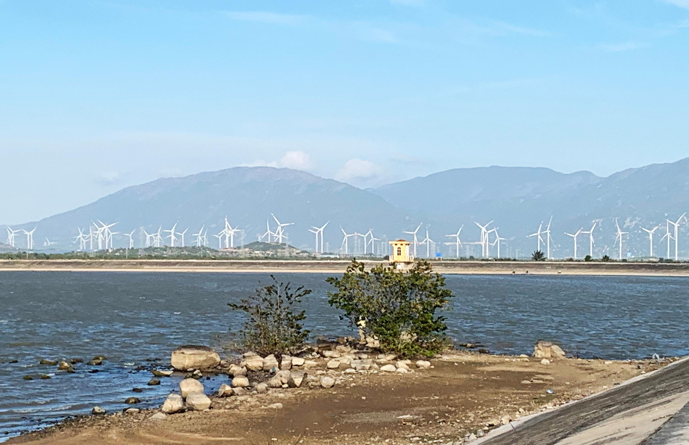 Cánh đồng điện gió lớn nhất Việt Nam Cánh đồng điện gió lớn nhất Việt Nam