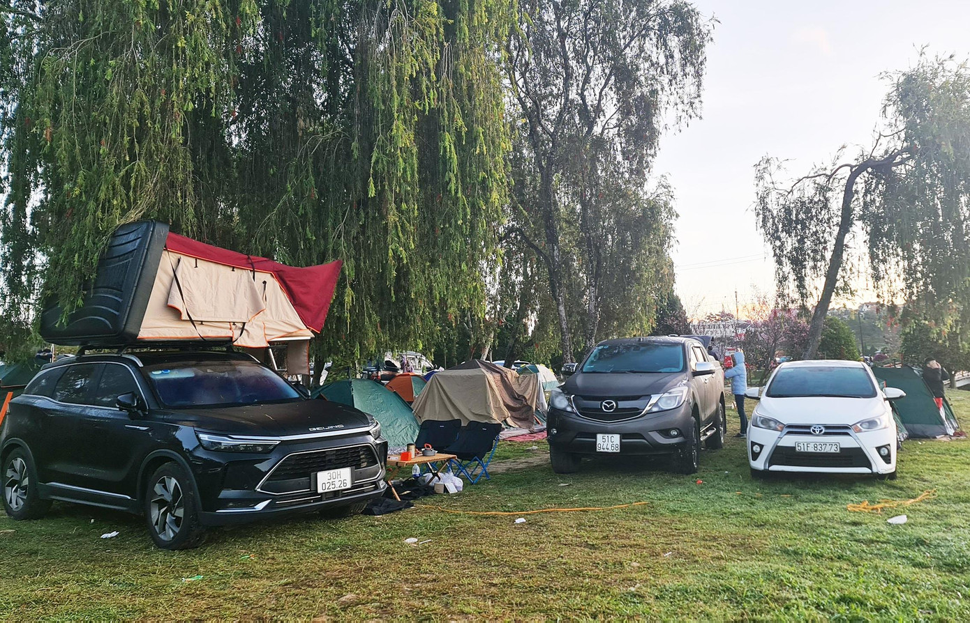 Dùng ô tô chắn bớt gió cho các lều trại