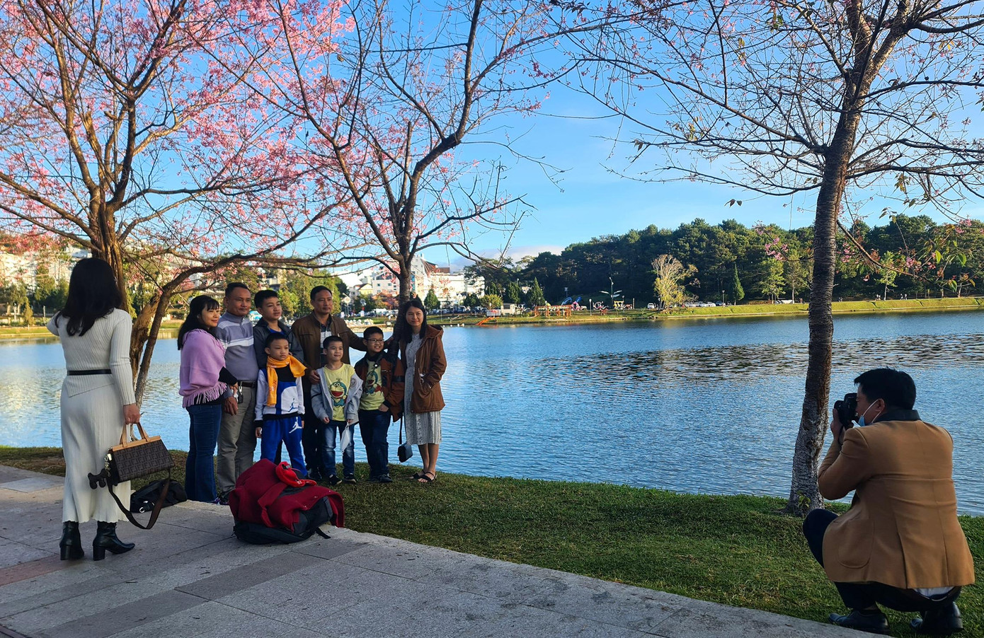 Dẫu mệt mỏi sau hành trình dài, đoàn du khách vẫn hào hứng chụp ảnh bên hồ