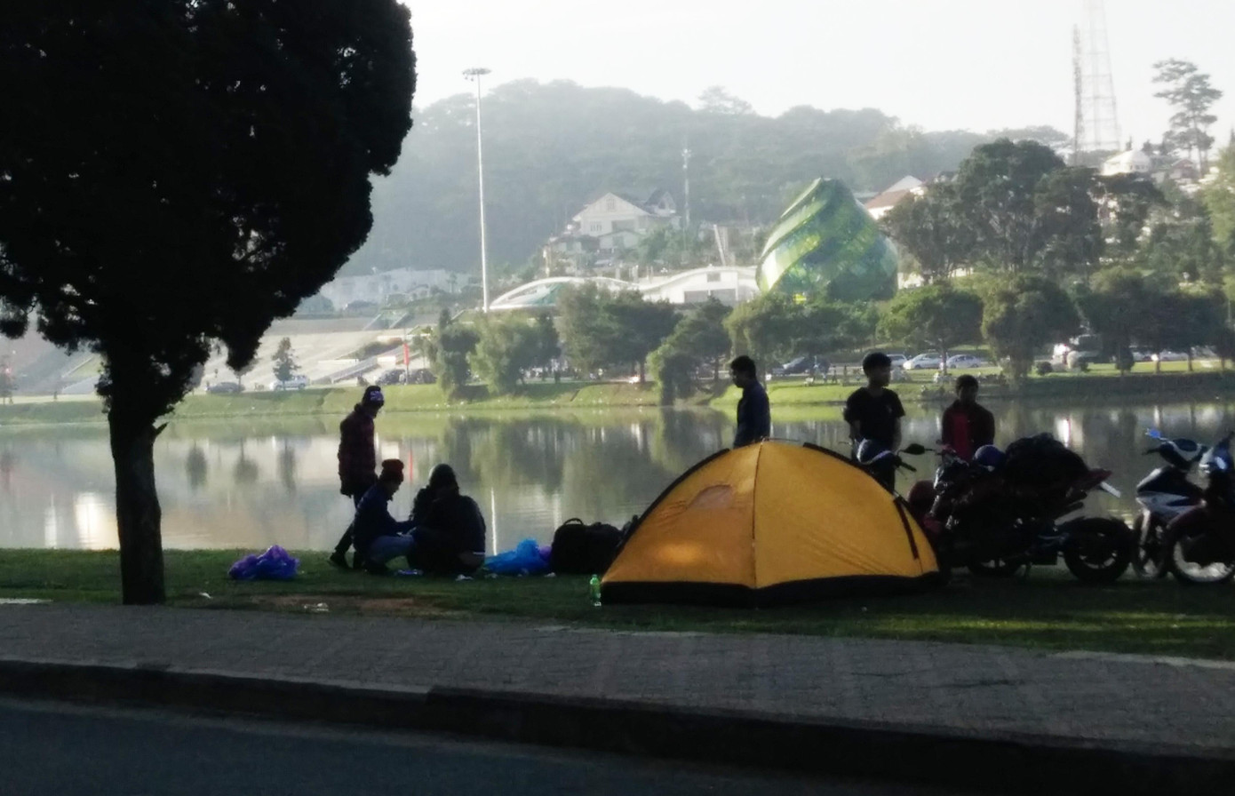 Nhóm thanh niên đi xe máy dựng lều ngủ bên hồ Xuân Hương