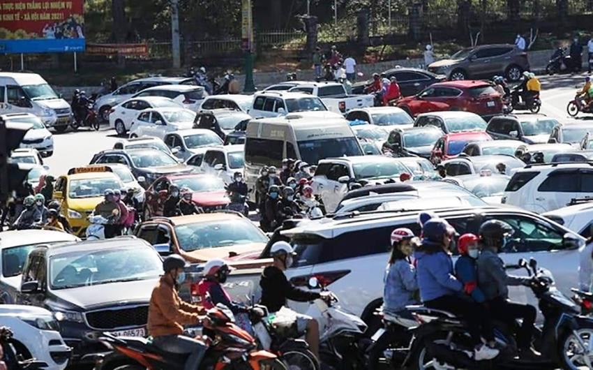 Xe cộ ken dày ở một tuyến phố trung tâm TP.Đà Lạt