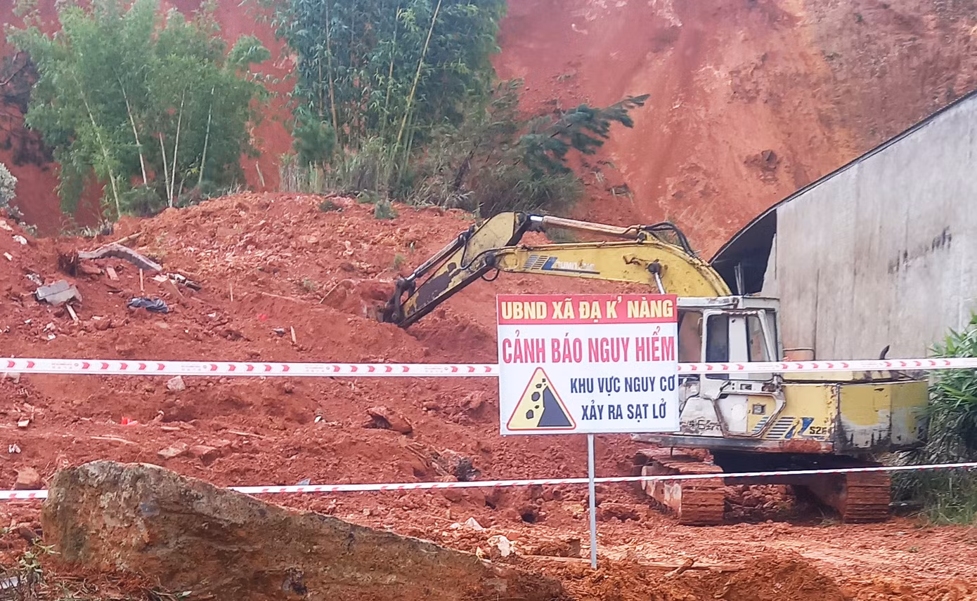 Di dời dân và cắm biển cảnh báo khu vực có nguy cơ sạt lở.