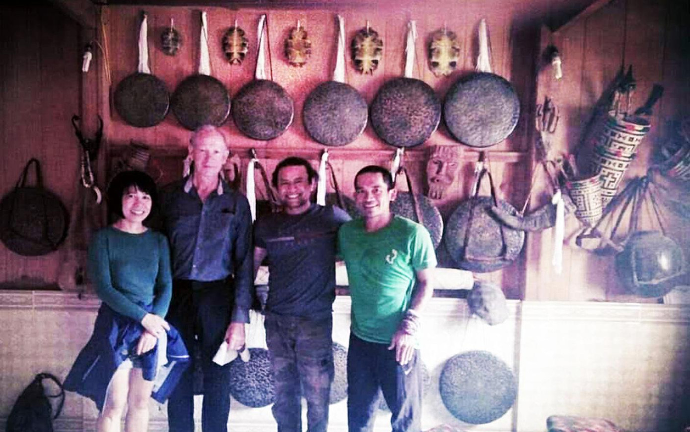 Mull K'Vang đưa du khách nước ngoài thăm buôn làng Tây Nguyên Mull K'Vang đưa du khách nước ngoài thăm buôn làng Tây Nguyên