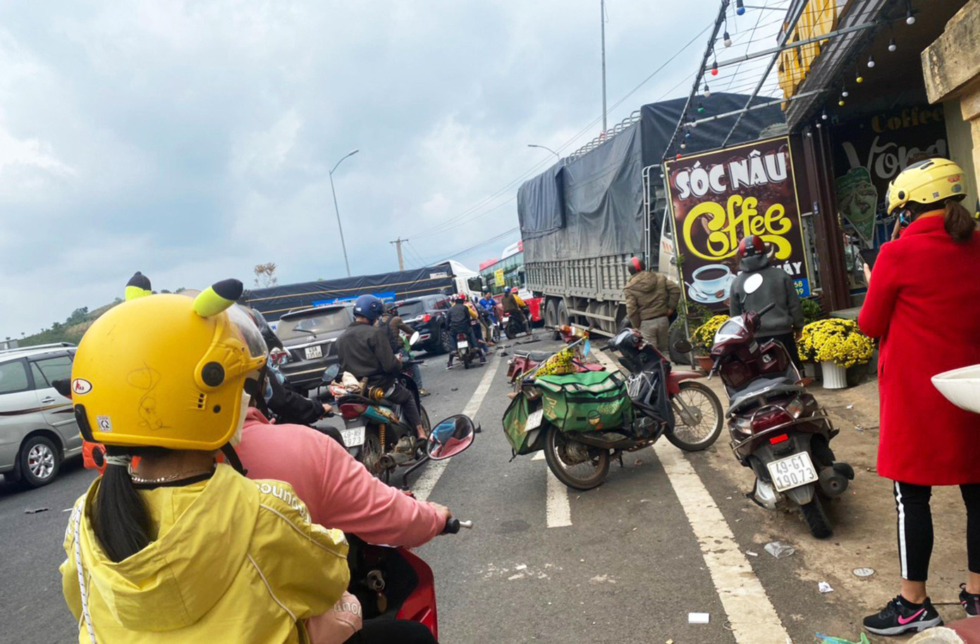 Vụ tai nạn liên hoàn gây ách tắc giao thông trên quốc lộ 20