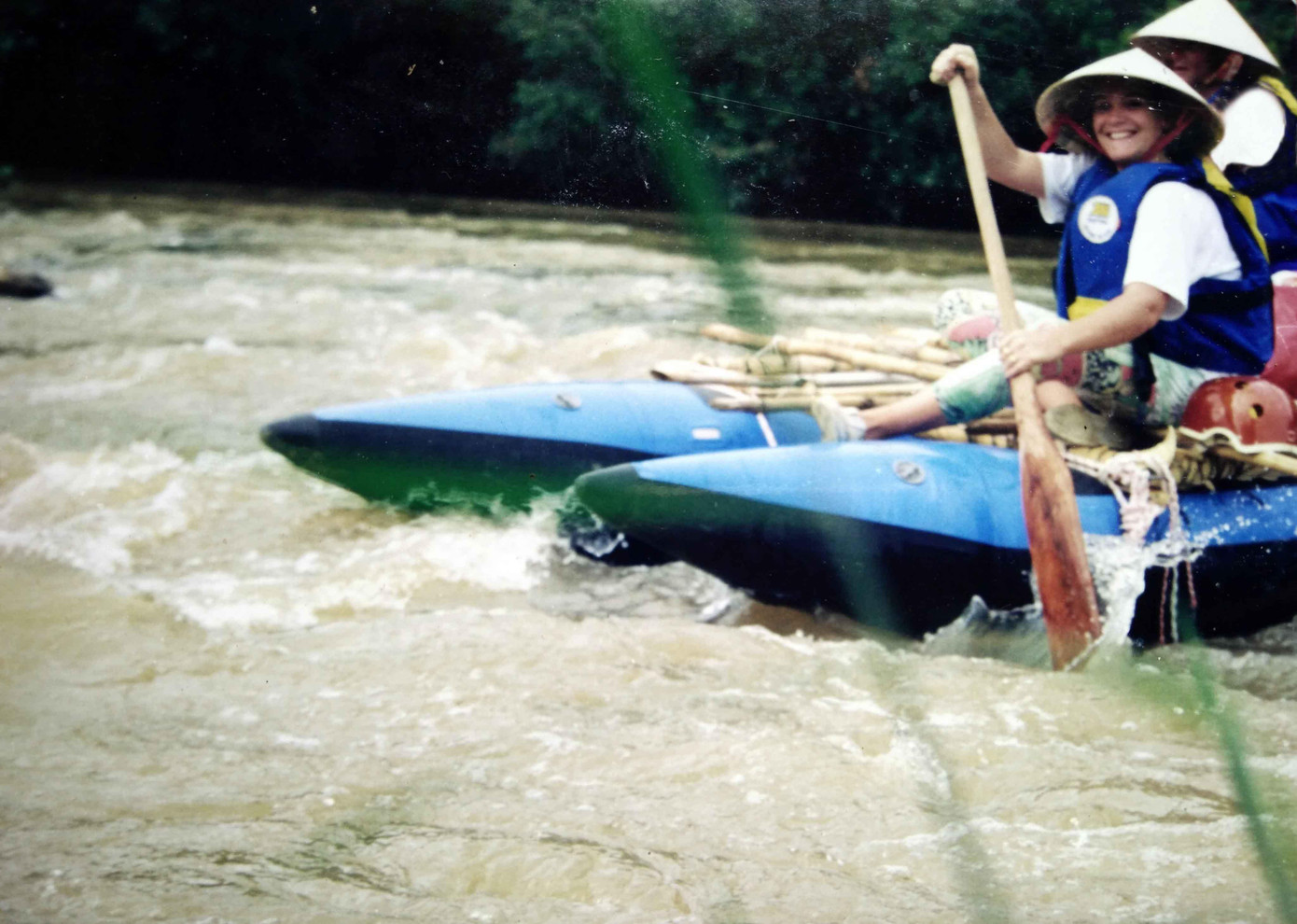 Du khách chèo xuồng cao su vượt thác Du khách chèo xuồng cao su vượt thác