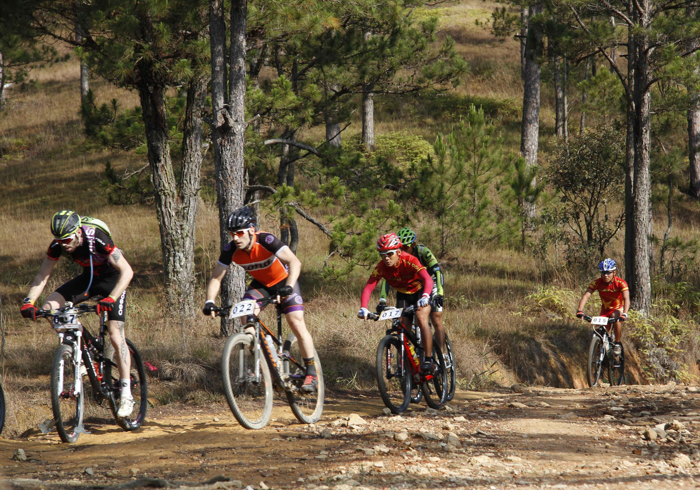 Khách quốc tế thích đạp xe leo núi Khách quốc tế thích đạp xe leo núi