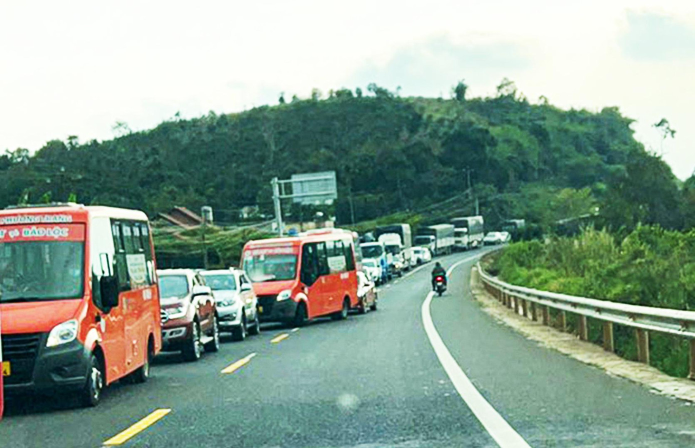 Xe cộ nối đuôi nhau chờ lực lượng chức năng giải phóng hiện trường