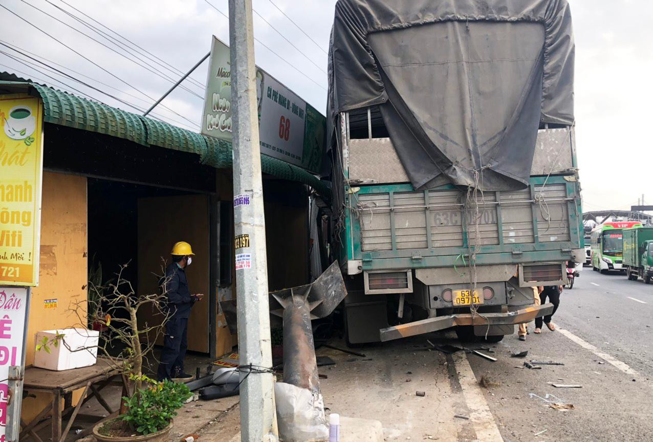 Xe tải tông vào quán cà phê ven đường