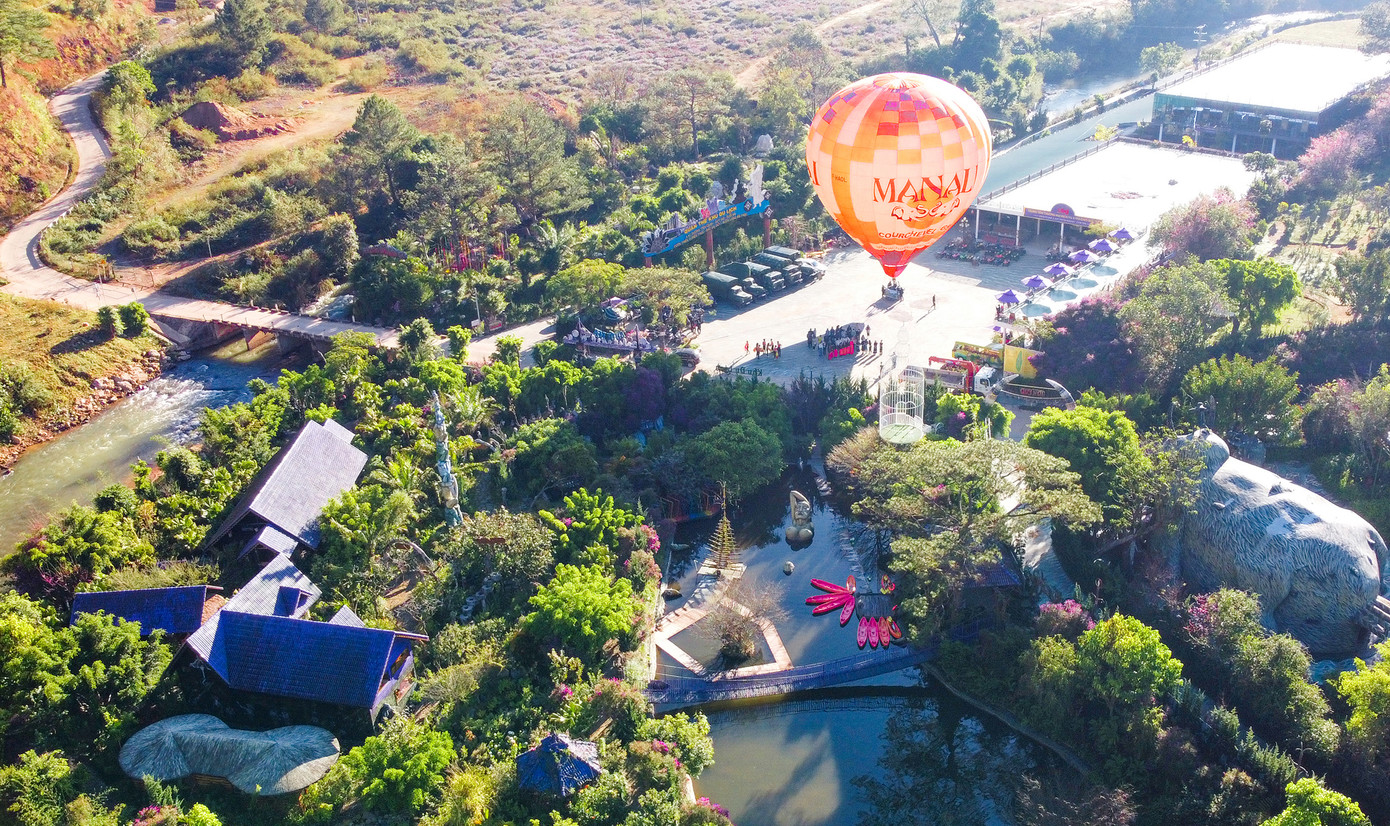 Ngắm cảnh đẹp từ khinh khí cầu. Ngắm cảnh đẹp từ khinh khí cầu.