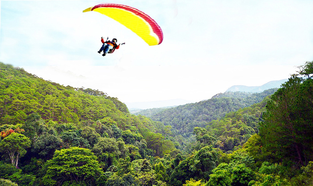 Dù lượn trên rừng nguyên sinh ở Lâm Đồng Dù lượn trên rừng nguyên sinh ở Lâm Đồng