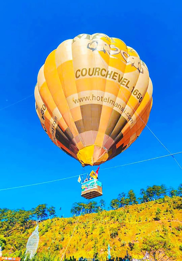 Bay khinh khí cầu ở Khu du lịch Pi Ni Đà Lạt. Bay khinh khí cầu ở Khu du lịch Pi Ni Đà Lạt.