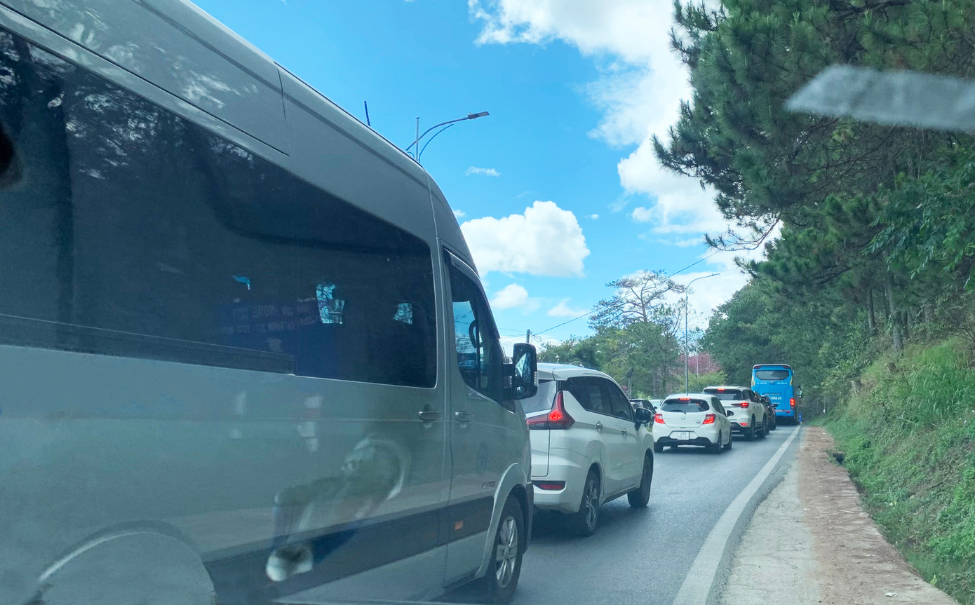Xe ô tô nối đuôi nhau đổ đèo Prenn, rời TP. Đà Lạt