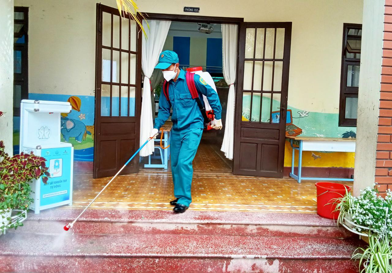 Phun thuốc khử khuẩn trường học để học sinh đi học trực tiếp