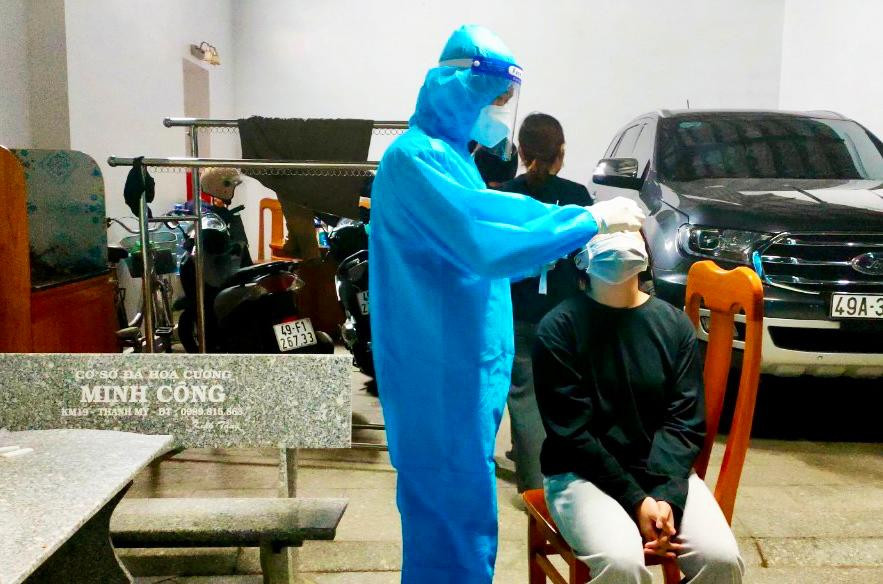 Lấy mẫu xét nghiệm SARS-CoV-2 cho những trường hợp nguy cơ cao mắc COVID-19