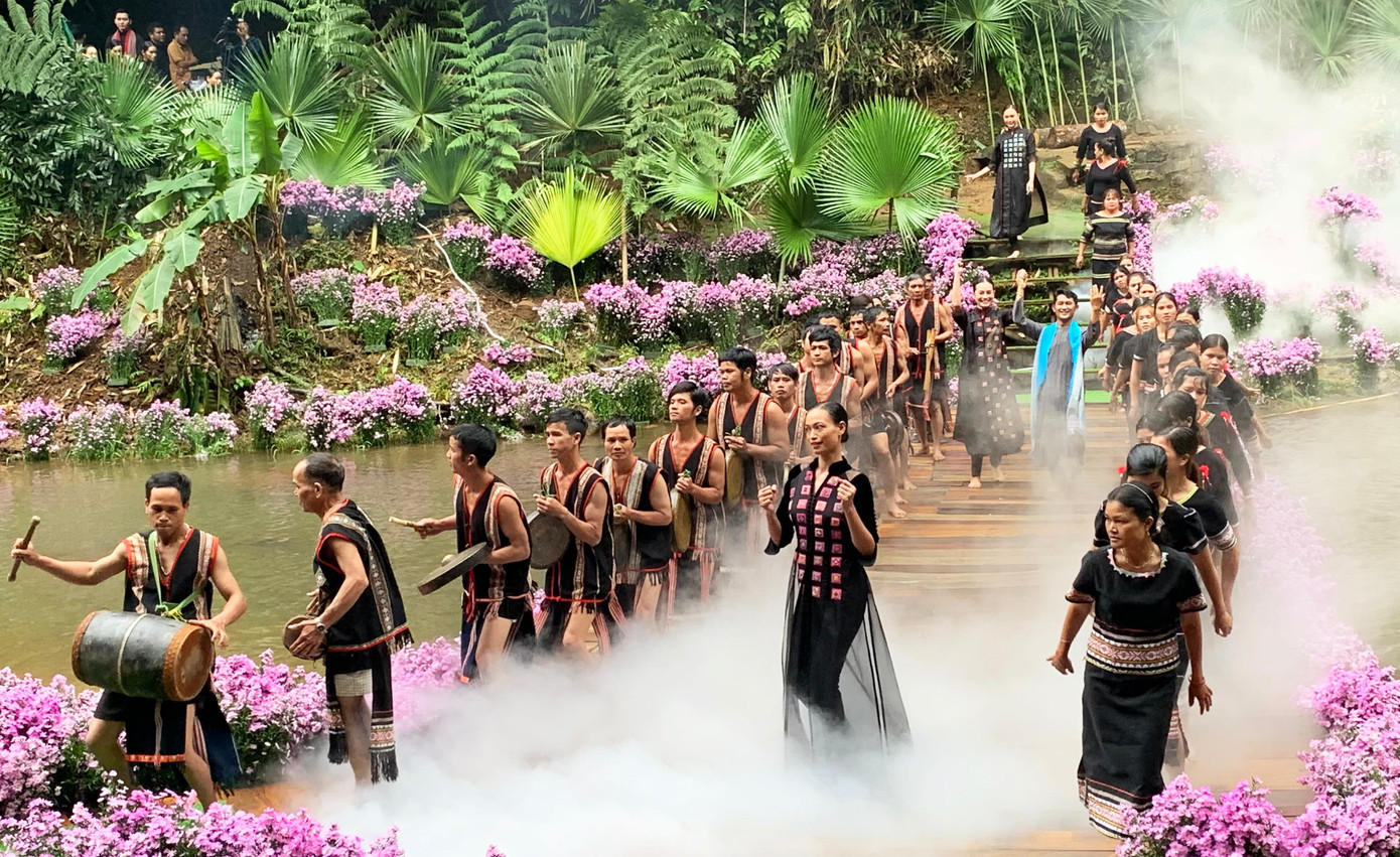 Biểu diễn trang phục thổ cẩm tại thác Pa Sỹ