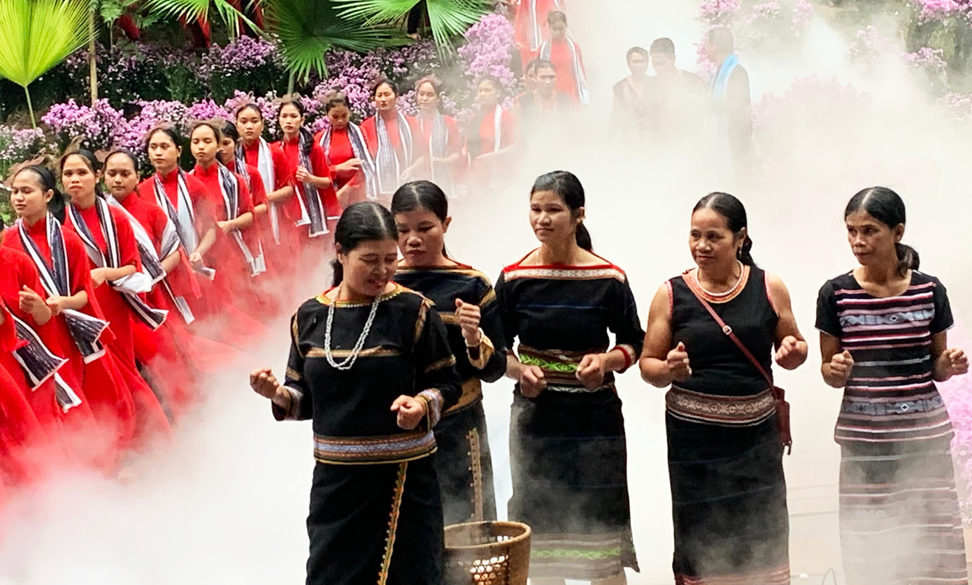 Những phụ nữ Tây Nguyên lần đầu bước lên sàn diễn thời trang