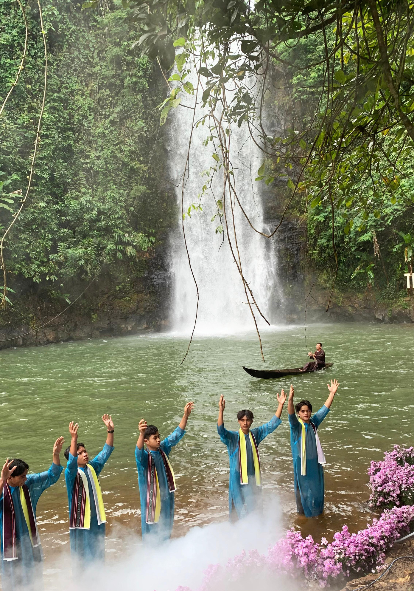 Một cảnh diễn tại thác Pa Sỹ