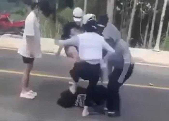 K.N bị đánh hội đồng tại hồ Tuyền Lâm. Ảnh: Cắt từ clip