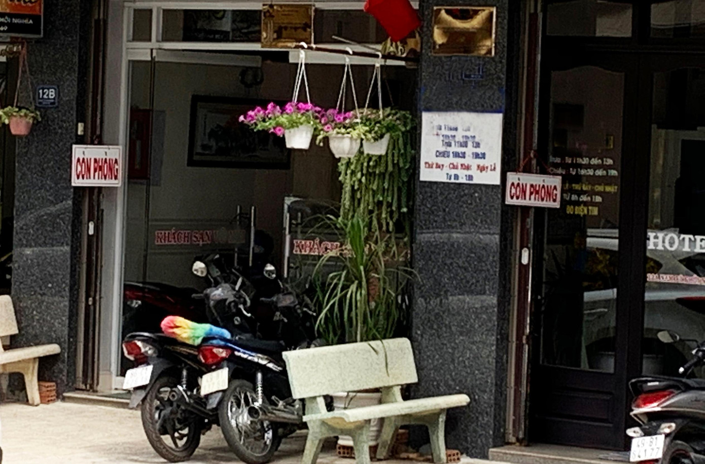 Nhiều khách sạn ở trung tâm thành phố treo biển còn phòng dịp lễ