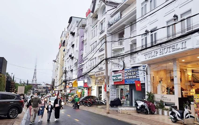 Phố khách sạn đường Nguyễn Chí Thanh không nhộn nhịp như các kỳ nghỉ lễ trước