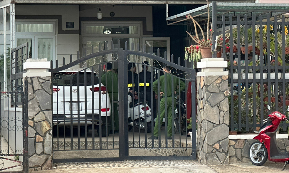 Công an khám xét nhà của bị can. Công an khám xét nhà của bị can.