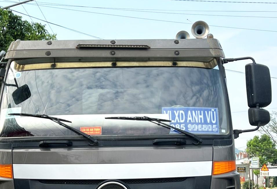 Một xe tải gắn cả cặp còi hơi trên nóc ca bin