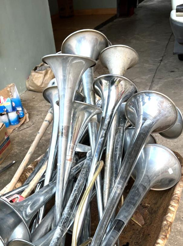 Lực lượng chức năng thu gom còi hơi đã tháo khỏi xe tải để tiêu hủy