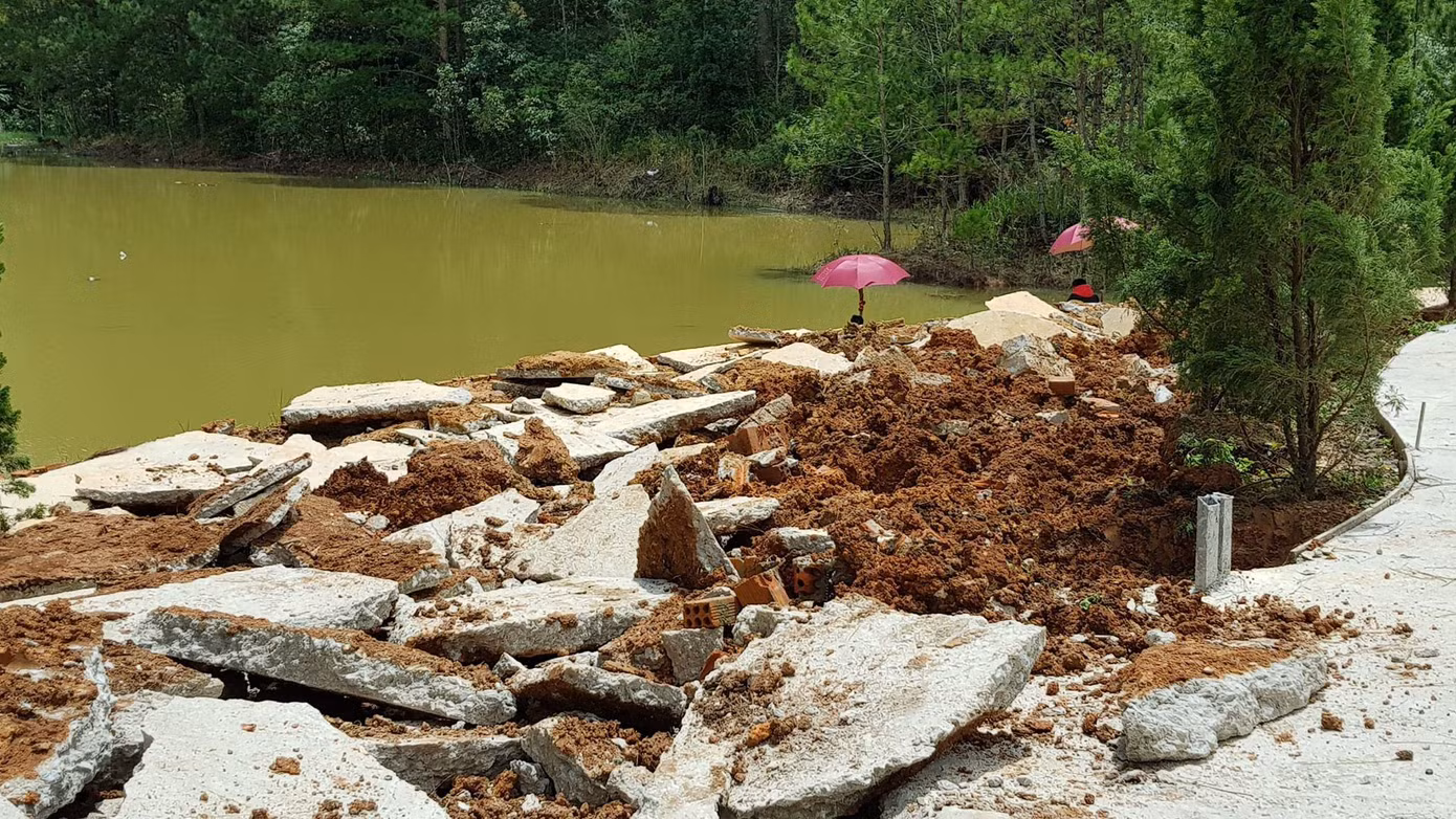 Một công trình xây dựng không phép ở hồ Tuyền Lâm đã bị tháo dỡ
