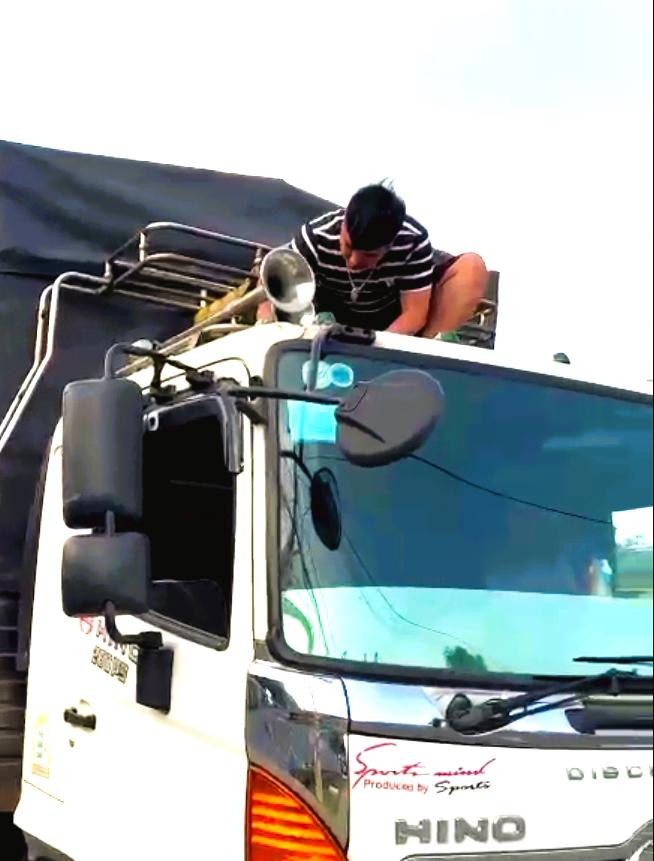 Tháo bỏ còi hơi trên ô tô