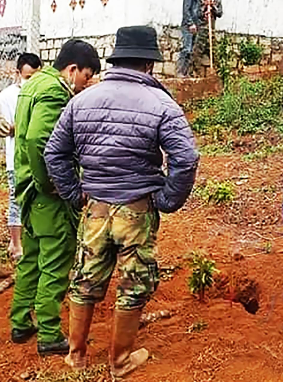 Sau những cơn mưa lớn, người dân địa phương phát hiện thi thể bị chôn giấu Sau những cơn mưa lớn, người dân địa phương phát hiện thi thể bị chôn giấu