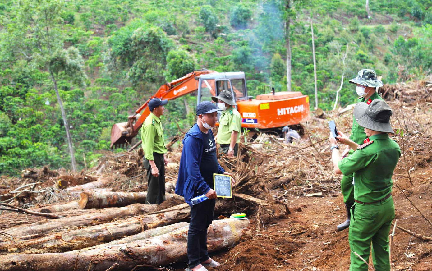 Nguyễn Doãn Trung lái xe máy múc đào bới gốc cây, san ủi đất lâm nghiệp
