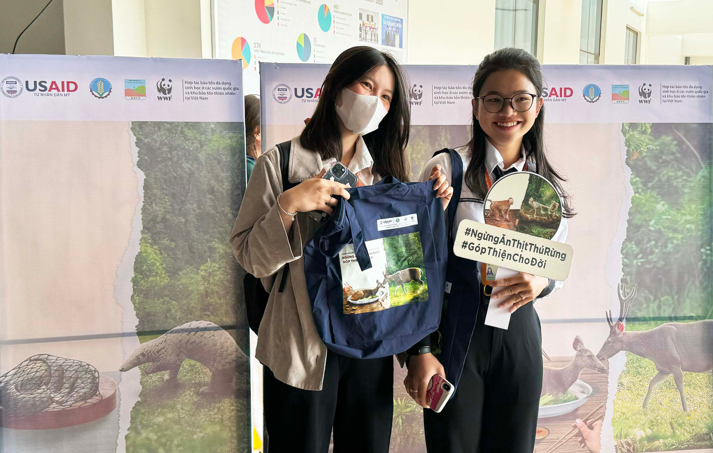 Sinh viên tham gia truyền thông “Bẻ gãy mắt xích tiêu dùng thịt động vật hoang dã”