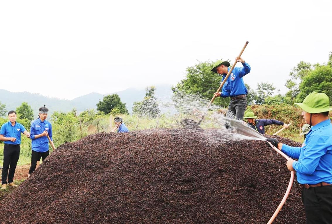 Đoàn trường Đại học Đà Lạt hướng dẫn người dân Đam Rông sản xuất phân hữu cơ Đoàn trường Đại học Đà Lạt hướng dẫn người dân Đam Rông sản xuất phân hữu cơ