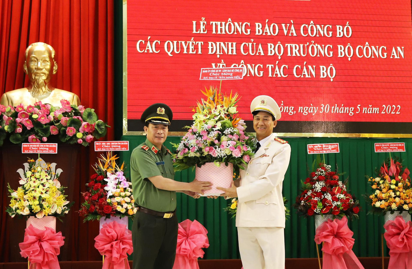 Đại tá Trần Minh Tiến (phải) là tân Giám đốc Công an tỉnh Nam Định