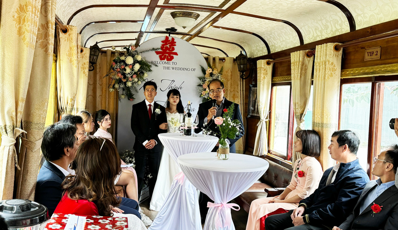 Nghi lễ đám cưới diễn ra trên toa tàu Nghi lễ đám cưới diễn ra trên toa tàu