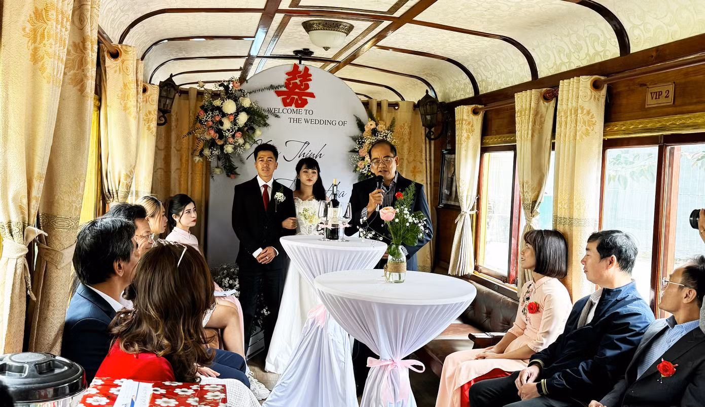 Nghi lễ đám cưới diễn ra trên toa tàu
