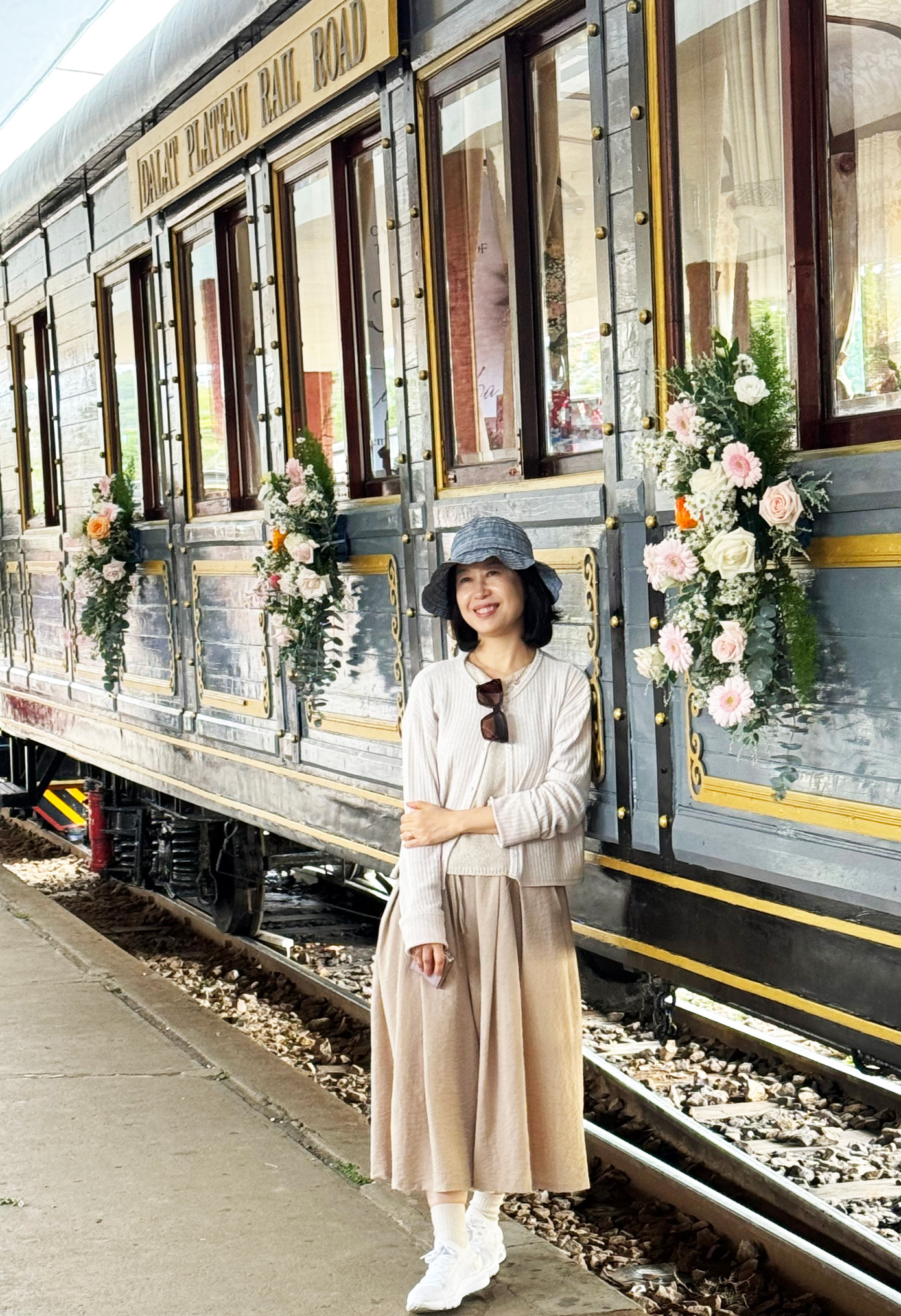 Du khách Hàn Quốc check in bên đoàn tàu đám cưới Du khách Hàn Quốc check in bên đoàn tàu đám cưới