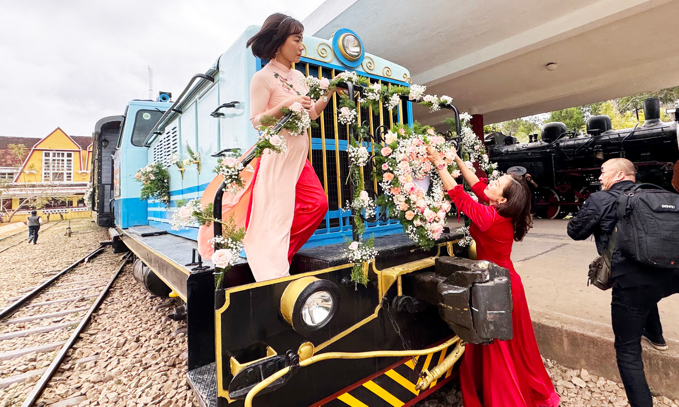 Trước đó, người của ngành Đường sắt tỉ mỉ trang trí đầu tàu hỏa Trước đó, người của ngành Đường sắt tỉ mỉ trang trí đầu tàu hỏa