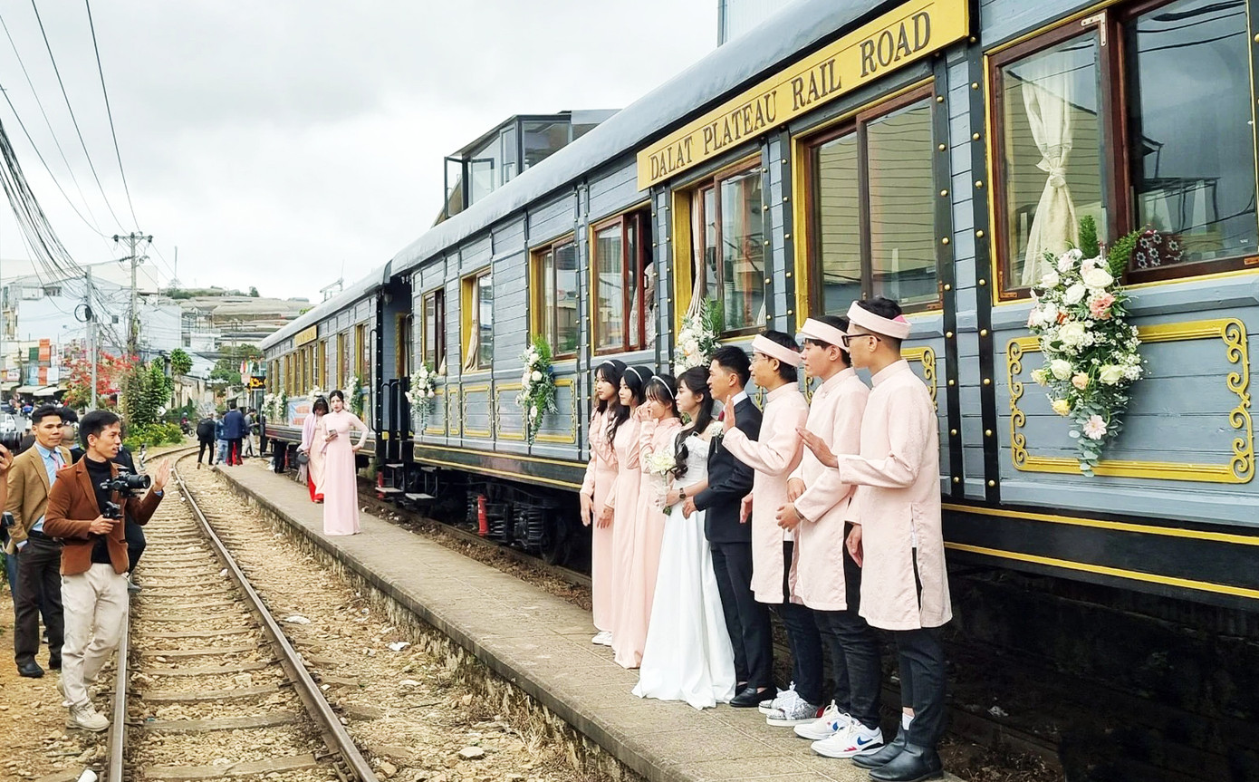 Đoàn tàu đám cưới dừng bánh ở ga Trại Mát Đoàn tàu đám cưới dừng bánh ở ga Trại Mát