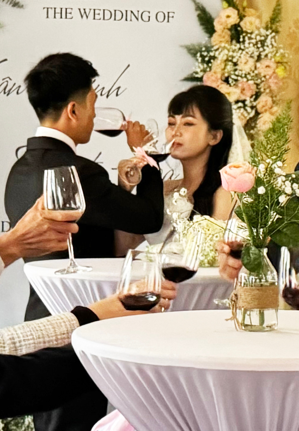 Cô dâu chú rể uống rượu giao bôi Cô dâu chú rể uống rượu giao bôi