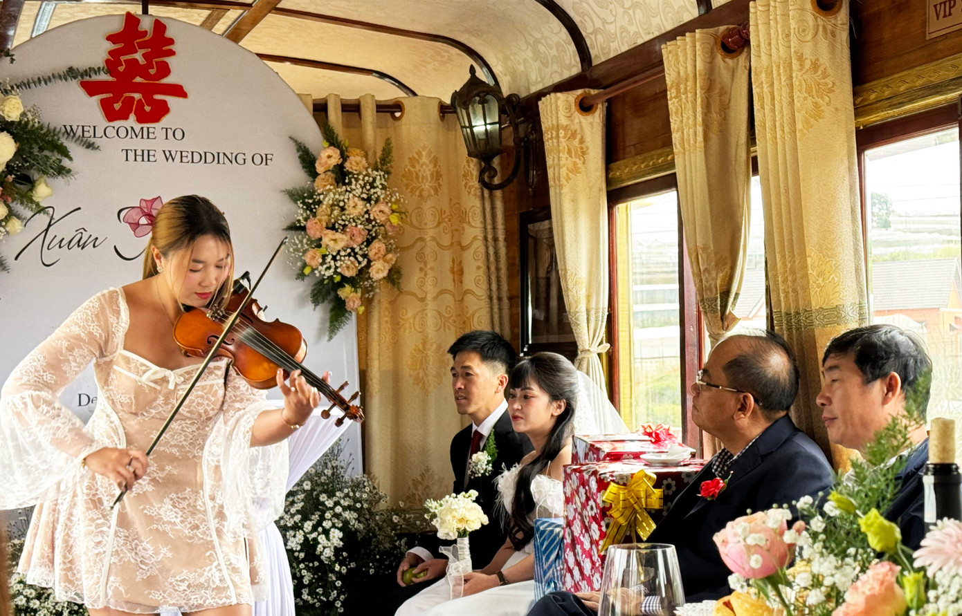 Lễ cưới diễn ra trong tiếng nhạc violin dìu dặt Lễ cưới diễn ra trong tiếng nhạc violin dìu dặt