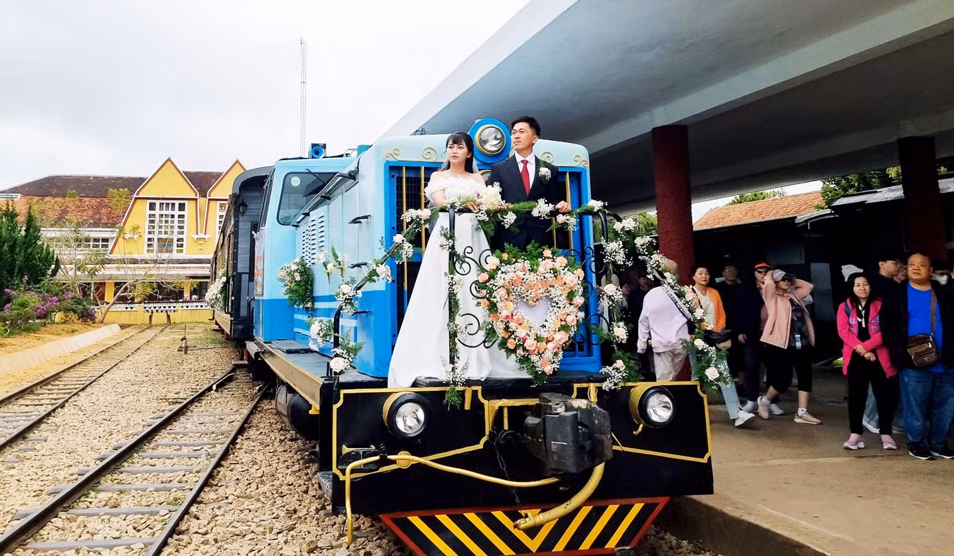 Đoàn tàu đám cưới gây tò mò cho hành khách ở ga Đà Lạt