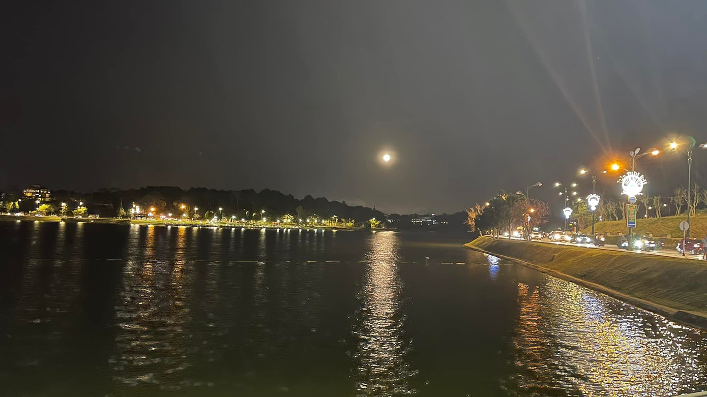 Hồ Xuân Hương đẹp lung linh.