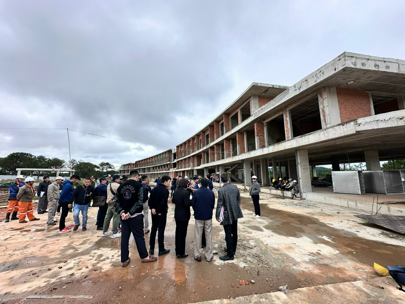 Công trình xây dựng trái phép đồ sộ tại Đồi Cù - Đà Lạt. Công trình xây dựng trái phép đồ sộ tại Đồi Cù - Đà Lạt.