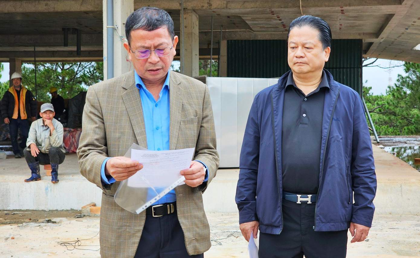 Phó Chủ tịch UBND TP. Đà Lạt Võ Ngọc Trình xem quyết định của tòa án. Phó Chủ tịch UBND TP. Đà Lạt Võ Ngọc Trình xem quyết định của tòa án.