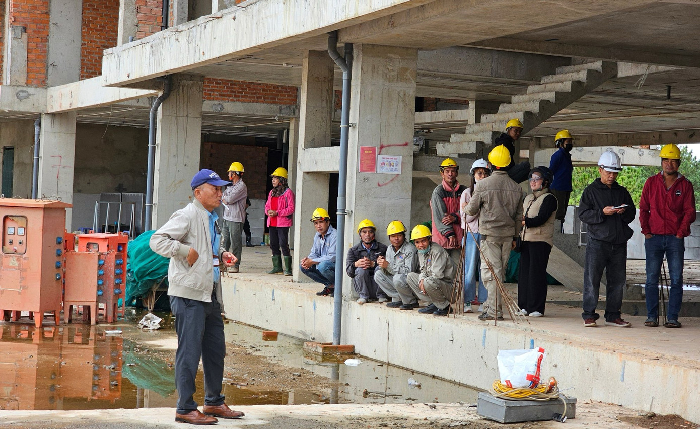 Công nhân có mặt tại tòa nhà CLB golf vào sáng 17/7. Công nhân có mặt tại tòa nhà CLB golf vào sáng 17/7.