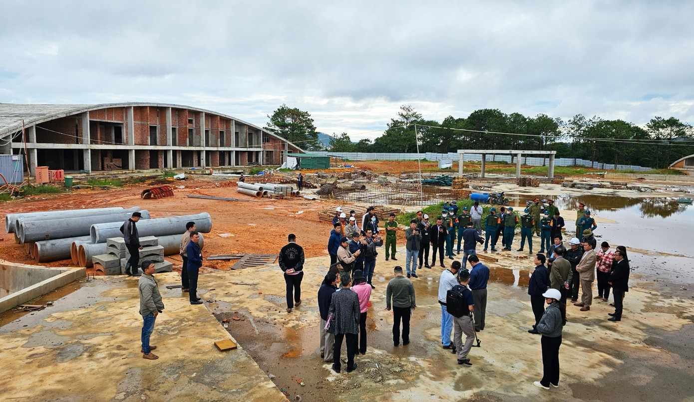 Lực lượng chức năng có mặt tại tòa nhà CLB golf để cưỡng chế tháo dỡ công trình sai phạm. Lực lượng chức năng có mặt tại tòa nhà CLB golf để cưỡng chế tháo dỡ công trình sai phạm.