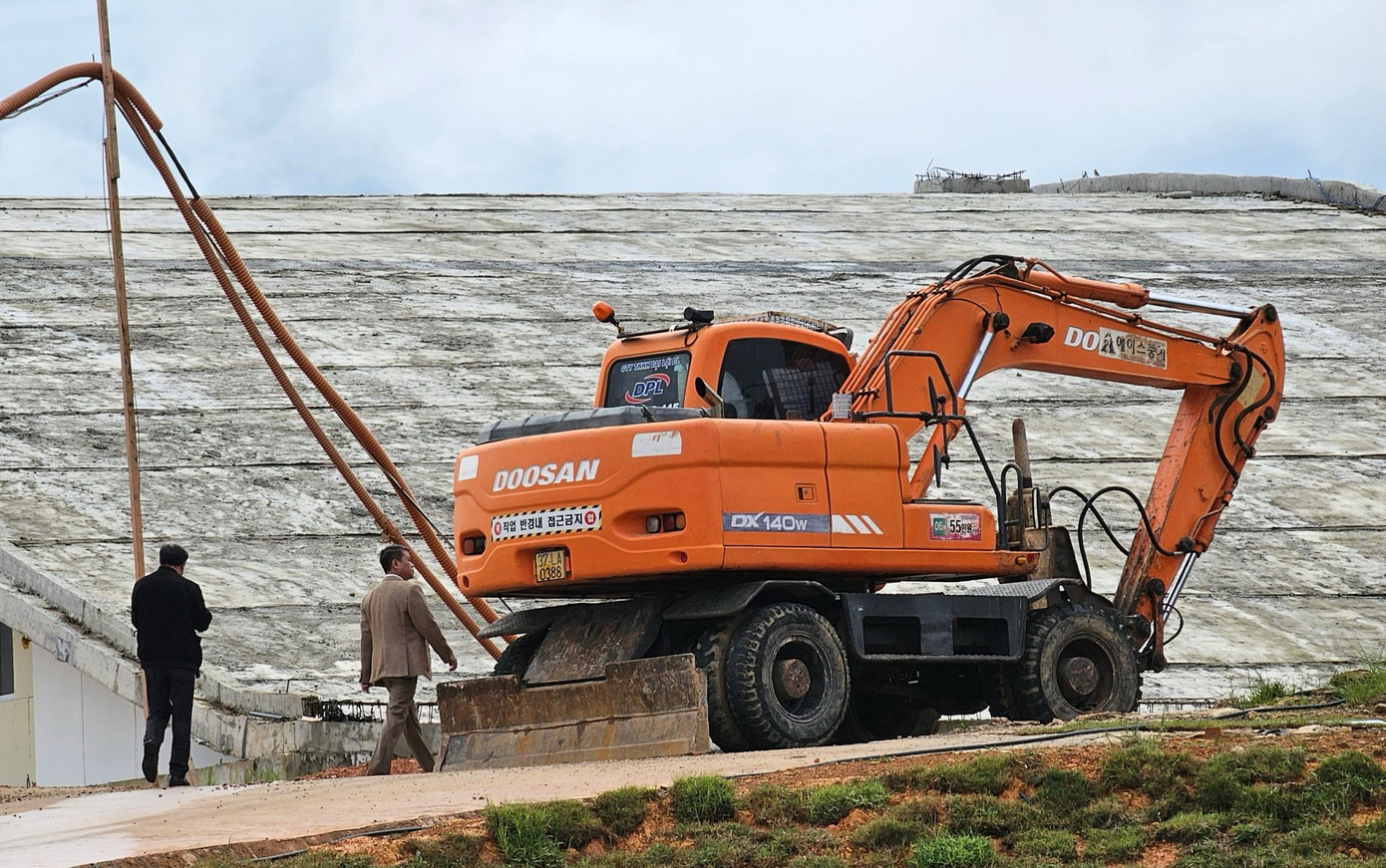 Xe máy múc được điều đến tòa nhà CLB golf. Xe máy múc được điều đến tòa nhà CLB golf.