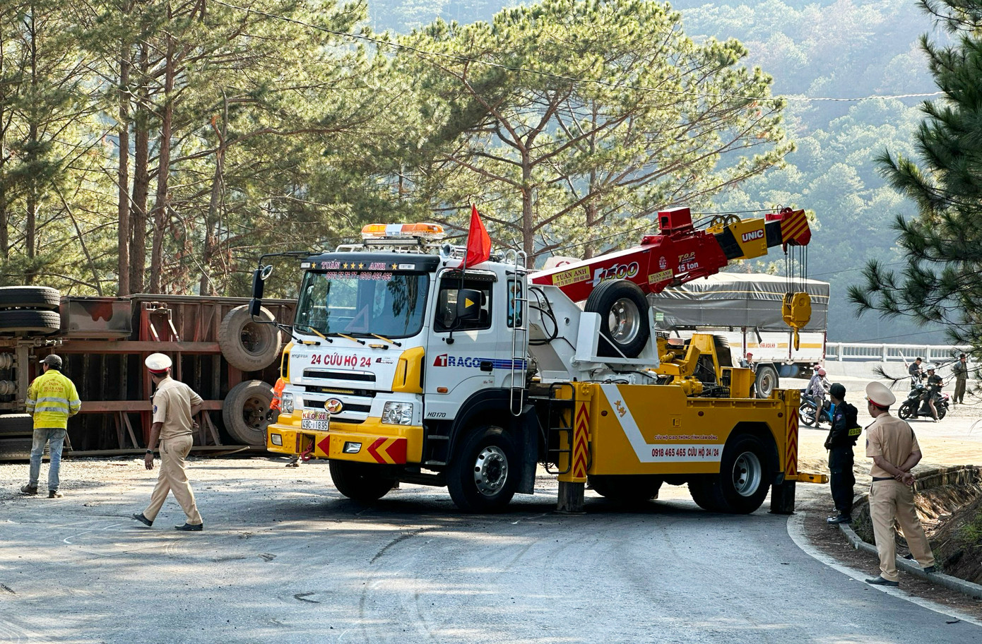 Lực lượng chức năng điều xe cứu hộ đến hiện trường Lực lượng chức năng điều xe cứu hộ đến hiện trường